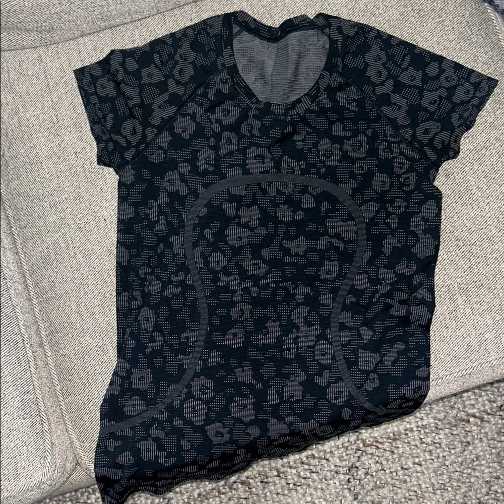 lululemon athletica Black and Gray Floral Short Sleeve Tee